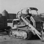 Tournage-à-Saint-Malo---années-50---Mimile-à-l'arrière-du-groupe-électrogène