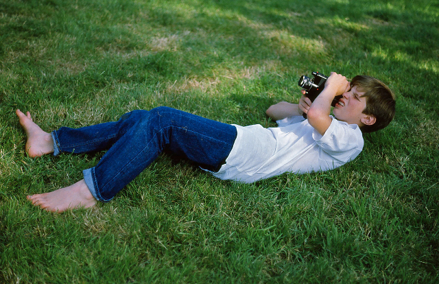 Angus avec une caméra Super 8 Canon